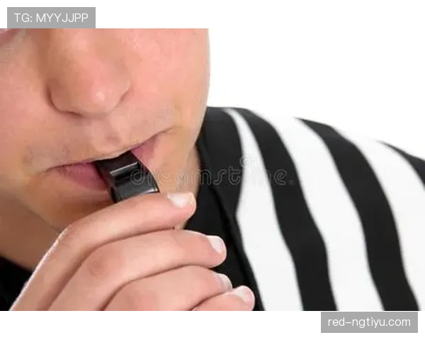 裁判为何举手不吹哨？间接任意球手势规则拆解